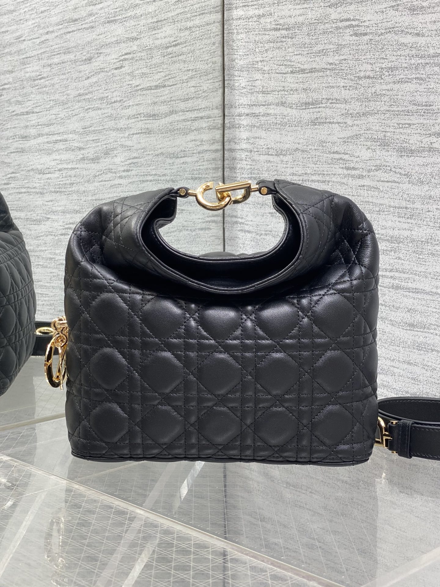 NO:850766,In stock Dior2026 autumn and winter series - 'Black Sheepskin' JonathanAnderson's accessories and detailed design this season incorporate the lotus consistent with the show!  Elements such as lotus leaves, cascading pleats, curly arcs, and classical silhouette elements are all reflected in the craftsmanship. The details are worth seeing more than the overall shape. 1538 Size24*27*9cm, 2026 spring and summer new style, dior, sheepskin, Hermes,19860909现货 Dior2026秋冬系列-「黑色羊皮」 JonathanAnderson本季的配饰和细节设计融入了与秀场一致的荷花！荷叶等元素,工艺中层叠的褶皱,卷曲的弧度,以及古典的廓形元素均有体现,细节比整体造型要值得一看 1538 Size24*27*9cm,2026春夏新款,dior,sheepskin,Hermes,,Bag