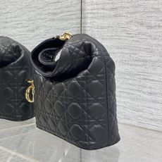 现货‼️Dior2026秋冬系列-「黑色羊皮」JonathanAnderson本季的配饰和细节设计融入了 现货‼️Dior2026秋冬系列-「黑色羊皮」JonathanAnderson本季的配饰和细节设计融入了
