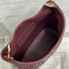 现货‼️Dior2026秋冬系列-「酒红羊皮」JonathanAnderson本季的配饰和细节设计融入了 现货‼️Dior2026秋冬系列-「酒红羊皮」JonathanAnderson本季的配饰和细节设计融入了