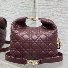 现货‼️Dior2026秋冬系列-「酒红羊皮」JonathanAnderson本季的配饰和细节设计融入了 现货‼️Dior2026秋冬系列-「酒红羊皮」JonathanAnderson本季的配饰和细节设计融入了