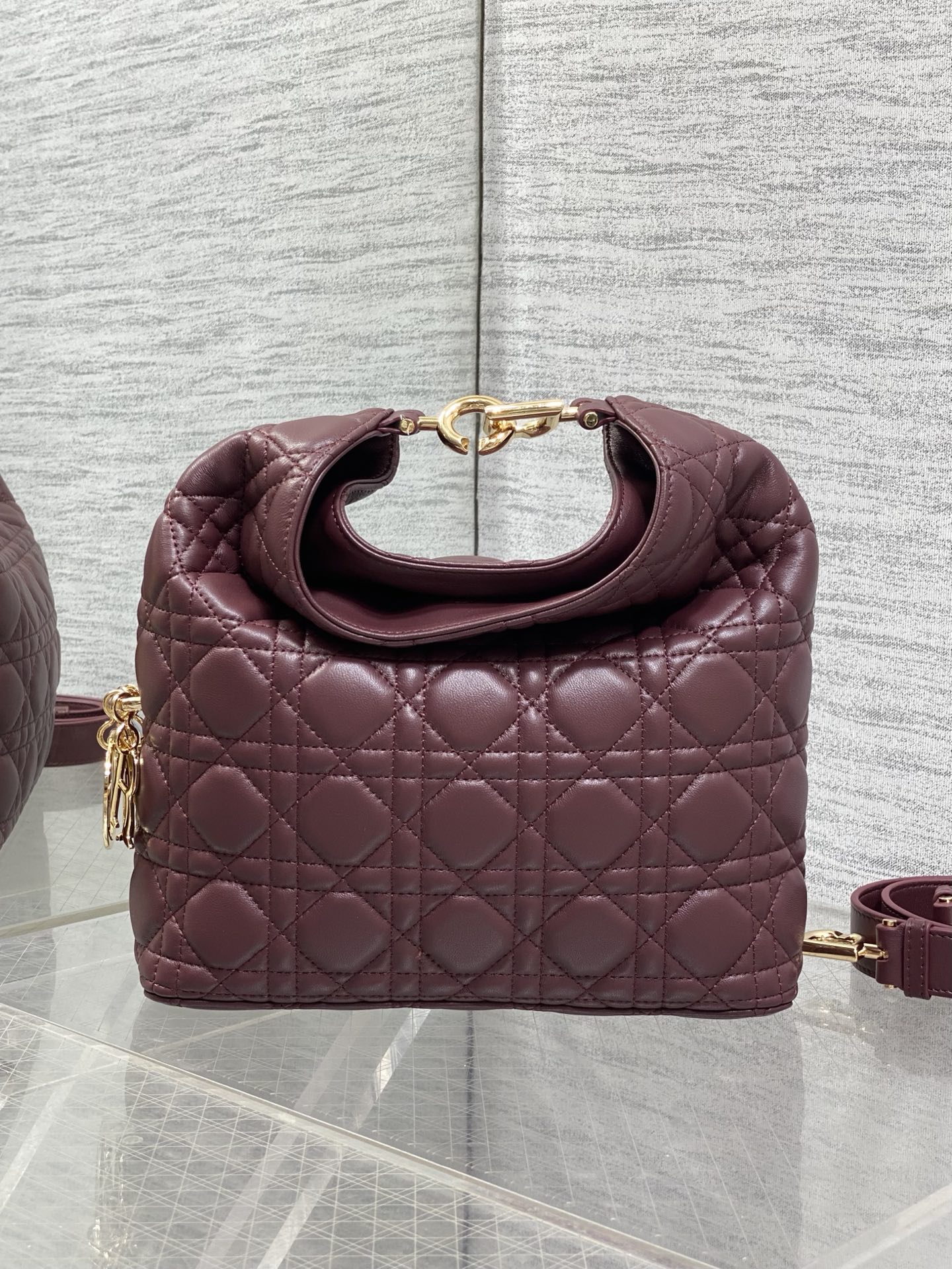 NO:850777,In stock Dior2026 autumn and winter series - 'burgundy sheepskin' JonathanAnderson's accessories and detailed design this season incorporate the lotus consistent with the show!  Elements such as lotus leaves, cascading pleats, curly arcs, and classical silhouette elements are all reflected in the craftsmanship. The details are worth seeing more than the overall shape. 1538 Size24*27*9cm, 2026 spring and summer new style, dior, sheepskin, Hermes,19860909现货 Dior2026秋冬系列-「酒红羊皮」 JonathanAnderson本季的配饰和细节设计融入了与秀场一致的荷花！荷叶等元素,工艺中层叠的褶皱,卷曲的弧度,以及古典的廓形元素均有体现,细节比整体造型要值得一看 1538 Size24*27*9cm,2026春夏新款,dior,sheepskin,Hermes,,Bag
