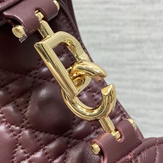 现货‼️Dior2026秋冬系列-「酒红羊皮」JonathanAnderson本季的配饰和细节设计融入了 现货‼️Dior2026秋冬系列-「酒红羊皮」JonathanAnderson本季的配饰和细节设计融入了