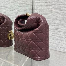 现货‼️Dior2026秋冬系列-「酒红羊皮」JonathanAnderson本季的配饰和细节设计融入了 现货‼️Dior2026秋冬系列-「酒红羊皮」JonathanAnderson本季的配饰和细节设计融入了