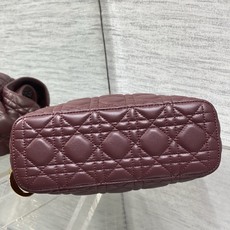 现货‼️Dior2026秋冬系列-「酒红羊皮」JonathanAnderson本季的配饰和细节设计融入了 现货‼️Dior2026秋冬系列-「酒红羊皮」JonathanAnderson本季的配饰和细节设计融入了