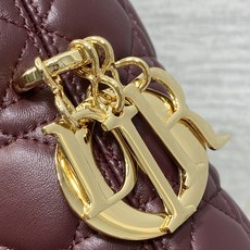 现货‼️Dior2026秋冬系列-「酒红羊皮」JonathanAnderson本季的配饰和细节设计融入了 现货‼️Dior2026秋冬系列-「酒红羊皮」JonathanAnderson本季的配饰和细节设计融入了