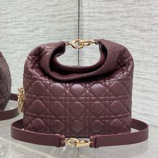 现货‼️Dior2026秋冬系列-「酒红羊皮」JonathanAnderson本季的配饰和细节设计融入了 现货‼️Dior2026秋冬系列-「酒红羊皮」JonathanAnderson本季的配饰和细节设计融入了