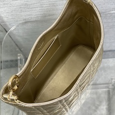 现货‼️Dior2026秋冬系列-「金色羊皮」JonathanAnderson本季的配饰和细节设计融入了 现货‼️Dior2026秋冬系列-「金色羊皮」JonathanAnderson本季的配饰和细节设计融入了