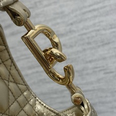 现货‼️Dior2026秋冬系列-「金色羊皮」JonathanAnderson本季的配饰和细节设计融入了 现货‼️Dior2026秋冬系列-「金色羊皮」JonathanAnderson本季的配饰和细节设计融入了