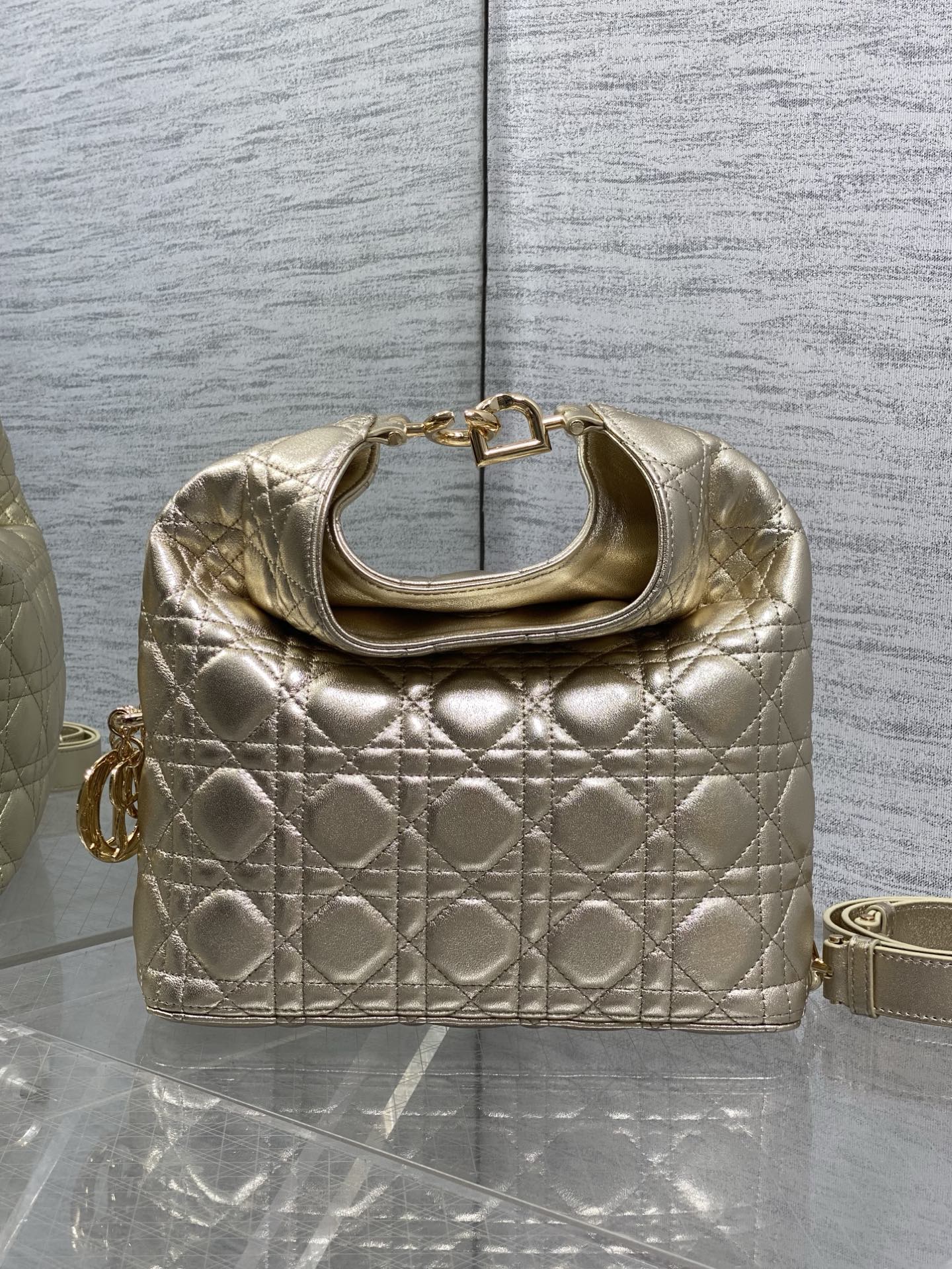 NO:850788,In stock Dior2026 autumn and winter series-'Golden Sheepskin' JonathanAnderson's accessories and detailed design this season incorporate the lotus consistent with the show!  Elements such as lotus leaves, cascading pleats, curly arcs, and classical silhouette elements are all reflected in the craftsmanship. The details are worth seeing more than the overall shape. 1538 Size24*27*9cm, 2026 spring and summer new style, dior, sheepskin, Hermes,19860909现货 Dior2026秋冬系列-「金色羊皮」 JonathanAnderson本季的配饰和细节设计融入了与秀场一致的荷花！荷叶等元素,工艺中层叠的褶皱,卷曲的弧度,以及古典的廓形元素均有体现,细节比整体造型要值得一看 1538 Size24*27*9cm,2026春夏新款,dior,sheepskin,Hermes,,Bag
