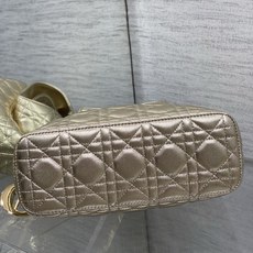 现货‼️Dior2026秋冬系列-「金色羊皮」JonathanAnderson本季的配饰和细节设计融入了 现货‼️Dior2026秋冬系列-「金色羊皮」JonathanAnderson本季的配饰和细节设计融入了