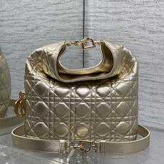 现货‼️Dior2026秋冬系列-「金色羊皮」JonathanAnderson本季的配饰和细节设计融入了 现货‼️Dior2026秋冬系列-「金色羊皮」JonathanAnderson本季的配饰和细节设计融入了