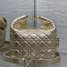 现货‼️Dior2026秋冬系列-「金色羊皮」JonathanAnderson本季的配饰和细节设计融入了 现货‼️Dior2026秋冬系列-「金色羊皮」JonathanAnderson本季的配饰和细节设计融入了