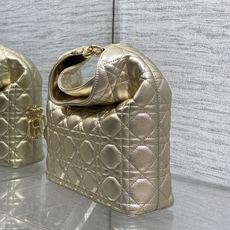 现货‼️Dior2026秋冬系列-「金色羊皮」JonathanAnderson本季的配饰和细节设计融入了 现货‼️Dior2026秋冬系列-「金色羊皮」JonathanAnderson本季的配饰和细节设计融入了