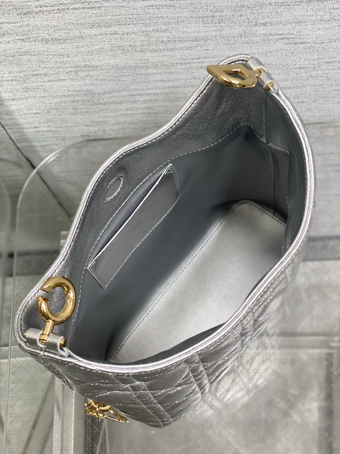 现货‼️Dior2026秋冬系列-「银色羊皮」JonathanAnderson本季的配饰和细节设计融入了 现货‼️Dior2026秋冬系列-「银色羊皮」JonathanAnderson本季的配饰和细节设计融入了