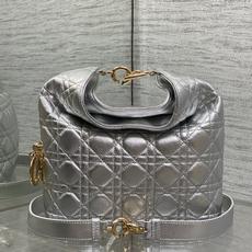 现货‼️Dior2026秋冬系列-「银色羊皮」JonathanAnderson本季的配饰和细节设计融入了 现货‼️Dior2026秋冬系列-「银色羊皮」JonathanAnderson本季的配饰和细节设计融入了