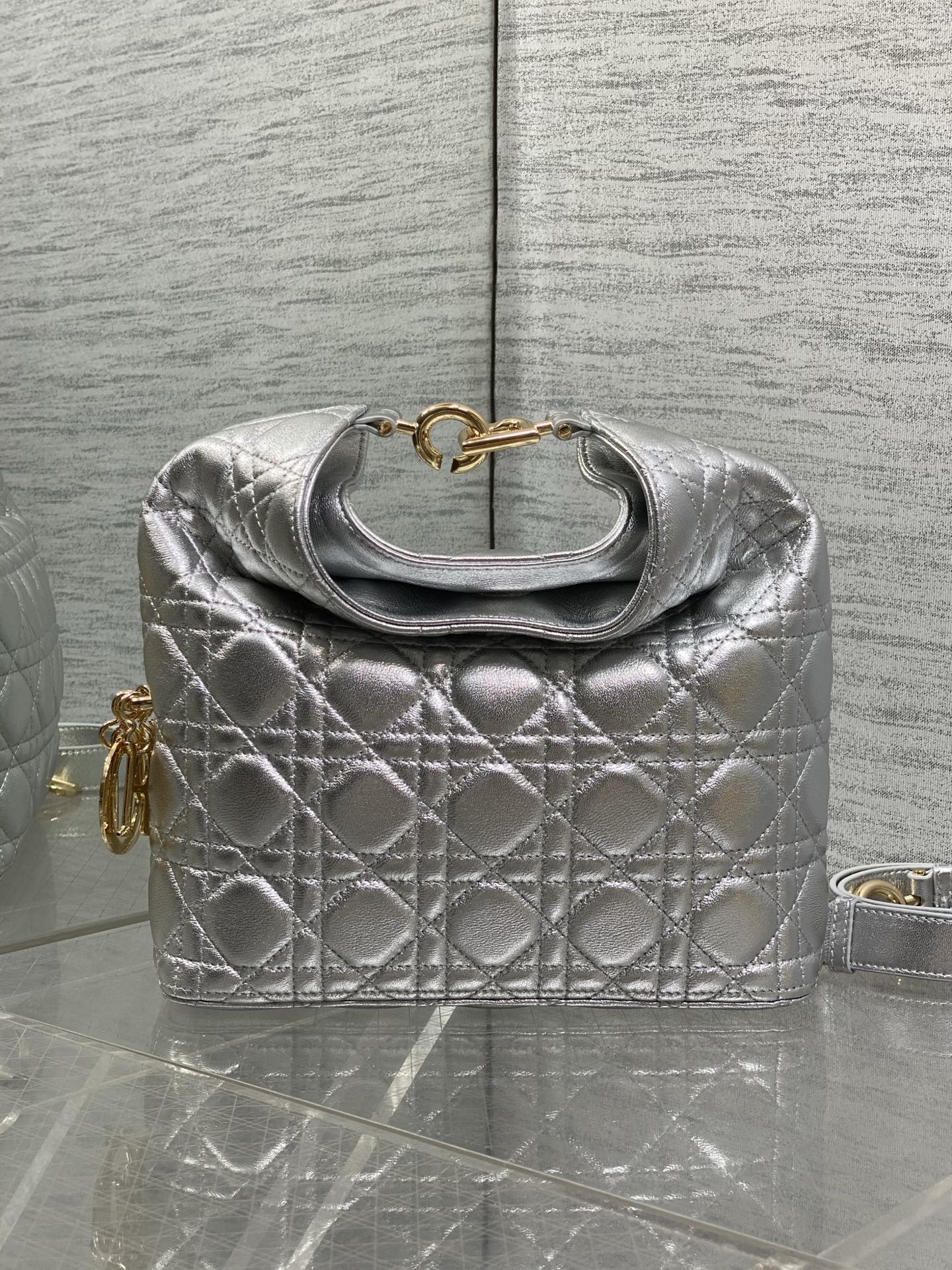 NO:850800,In stock Dior2026 autumn and winter series-'Silver Sheepskin' JonathanAnderson's accessories and detailed design this season incorporate the lotus consistent with the show!  Elements such as lotus leaves, cascading pleats, curly arcs, and classical silhouette elements are all reflected in the craftsmanship. The details are worth seeing more than the overall shape. 1538 Size24*27*9cm, 2026 spring and summer new style, dior, sheepskin, Hermes,19860909现货 Dior2026秋冬系列-「银色羊皮」 JonathanAnderson本季的配饰和细节设计融入了与秀场一致的荷花！荷叶等元素,工艺中层叠的褶皱,卷曲的弧度,以及古典的廓形元素均有体现,细节比整体造型要值得一看 1538 Size24*27*9cm,2026春夏新款,dior,sheepskin,Hermes,,Bag