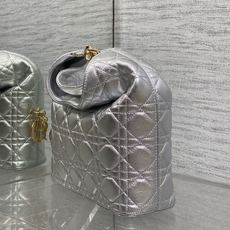 现货‼️Dior2026秋冬系列-「银色羊皮」JonathanAnderson本季的配饰和细节设计融入了 现货‼️Dior2026秋冬系列-「银色羊皮」JonathanAnderson本季的配饰和细节设计融入了