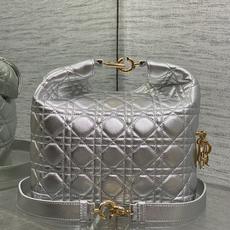 现货‼️Dior2026秋冬系列-「银色羊皮」JonathanAnderson本季的配饰和细节设计融入了 现货‼️Dior2026秋冬系列-「银色羊皮」JonathanAnderson本季的配饰和细节设计融入了