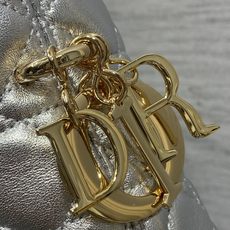 现货‼️Dior2026秋冬系列-「银色羊皮」JonathanAnderson本季的配饰和细节设计融入了 现货‼️Dior2026秋冬系列-「银色羊皮」JonathanAnderson本季的配饰和细节设计融入了