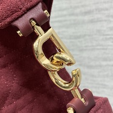 现货‼️Dior2026秋冬系列-「酒红色绒配皮」JonathanAnderson本季的配饰和细节设计融 现货‼️Dior2026秋冬系列-「酒红色绒配皮」JonathanAnderson本季的配饰和细节设计融