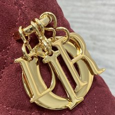 现货‼️Dior2026秋冬系列-「酒红色绒配皮」JonathanAnderson本季的配饰和细节设计融 现货‼️Dior2026秋冬系列-「酒红色绒配皮」JonathanAnderson本季的配饰和细节设计融