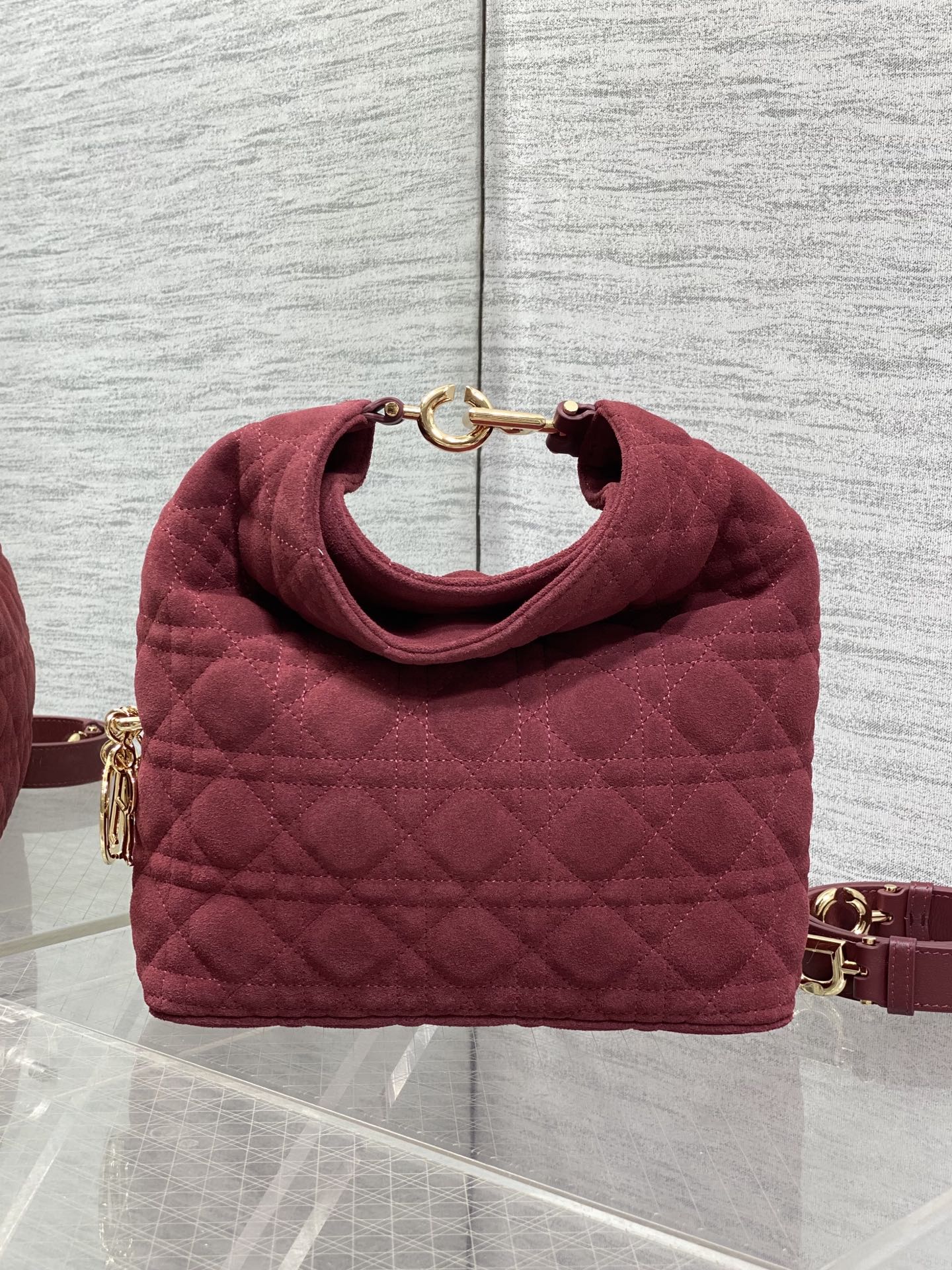 NO:850812,In stock Dior2026 autumn and winter series-'burgundy velvet with leather' JonathanAnderson's accessories and detailed design this season incorporate the lotus consistent with the show!  Elements such as lotus leaves, cascading pleats, curly arcs, and classical silhouette elements are all reflected in the craftsmanship. The details are worth seeing more than the overall shape. 1538 Size24*27*9cm, 2026 spring and summer new style, dior, Hermes,19860909现货 Dior2026秋冬系列-「酒红色绒配皮」 JonathanAnderson本季的配饰和细节设计融入了与秀场一致的荷花！荷叶等元素,工艺中层叠的褶皱,卷曲的弧度,以及古典的廓形元素均有体现,细节比整体造型要值得一看 1538 Size24*27*9cm,2026春夏新款,dior,Hermes,,Bag