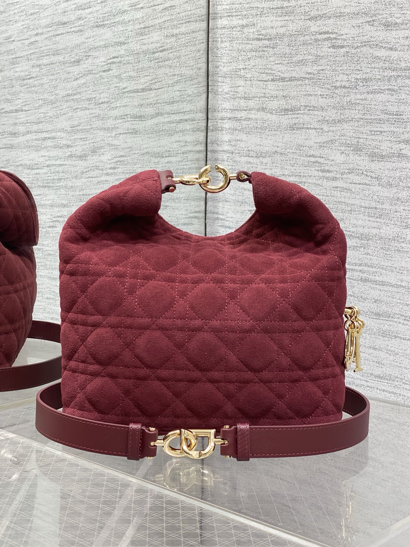 现货‼️Dior2026秋冬系列-「酒红色绒配皮」JonathanAnderson本季的配饰和细节设计融 现货‼️Dior2026秋冬系列-「酒红色绒配皮」JonathanAnderson本季的配饰和细节设计融