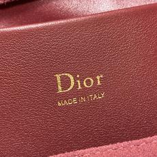 现货‼️Dior2026秋冬系列-「酒红色绒配皮」JonathanAnderson本季的配饰和细节设计融 现货‼️Dior2026秋冬系列-「酒红色绒配皮」JonathanAnderson本季的配饰和细节设计融