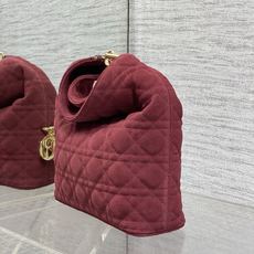 现货‼️Dior2026秋冬系列-「酒红色绒配皮」JonathanAnderson本季的配饰和细节设计融 现货‼️Dior2026秋冬系列-「酒红色绒配皮」JonathanAnderson本季的配饰和细节设计融