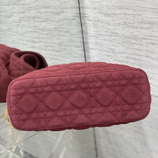 现货‼️Dior2026秋冬系列-「酒红色绒配皮」JonathanAnderson本季的配饰和细节设计融 现货‼️Dior2026秋冬系列-「酒红色绒配皮」JonathanAnderson本季的配饰和细节设计融