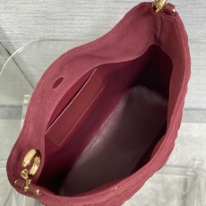 现货‼️Dior2026秋冬系列-「酒红色绒配皮」JonathanAnderson本季的配饰和细节设计融 现货‼️Dior2026秋冬系列-「酒红色绒配皮」JonathanAnderson本季的配饰和细节设计融