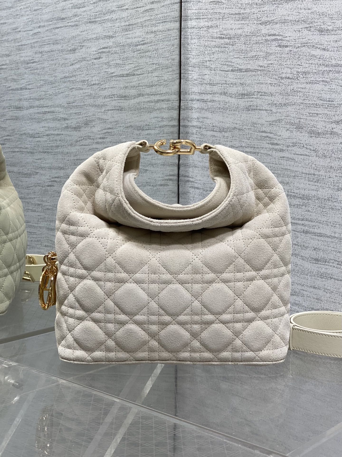 NO:850820,In stock Dior2026 autumn and winter series-'beige velvet with leather' JonathanAnderson's accessories and detailed design this season incorporate the lotus consistent with the show!  Elements such as lotus leaves, cascading pleats, curly arcs, and classical silhouette elements are all reflected in the craftsmanship. The details are worth seeing more than the overall shape. 1538 Size24*27*9cm, 2026 spring and summer new style, dior, Hermes,19860909现货 Dior2026秋冬系列-「米色绒配皮」 JonathanAnderson本季的配饰和细节设计融入了与秀场一致的荷花！荷叶等元素,工艺中层叠的褶皱,卷曲的弧度,以及古典的廓形元素均有体现,细节比整体造型要值得一看 1538 Size24*27*9cm,2026春夏新款,dior,Hermes,,Bag