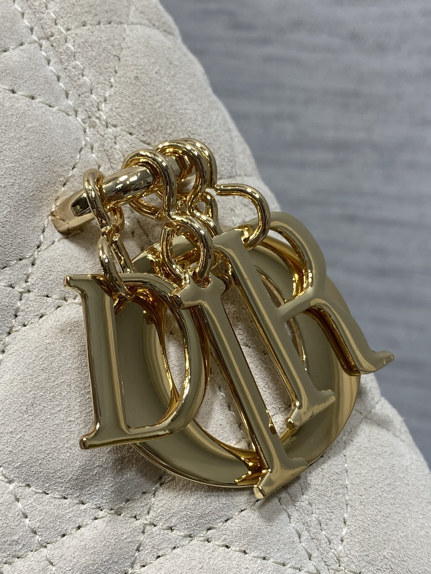 现货‼️Dior2026秋冬系列-「米色绒配皮」JonathanAnderson本季的配饰和细节设计融入