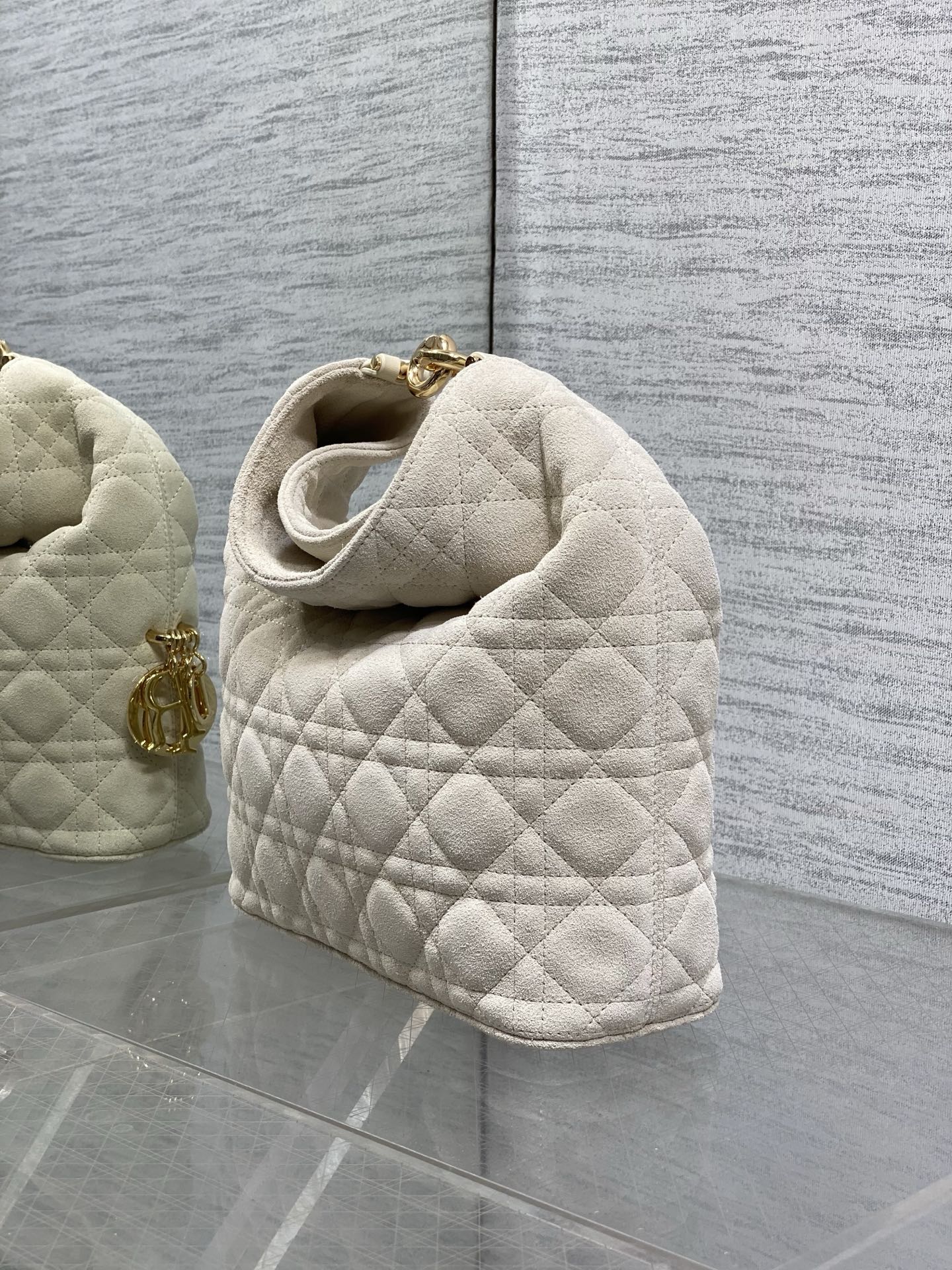 现货‼️Dior2026秋冬系列-「米色绒配皮」JonathanAnderson本季的配饰和细节设计融入