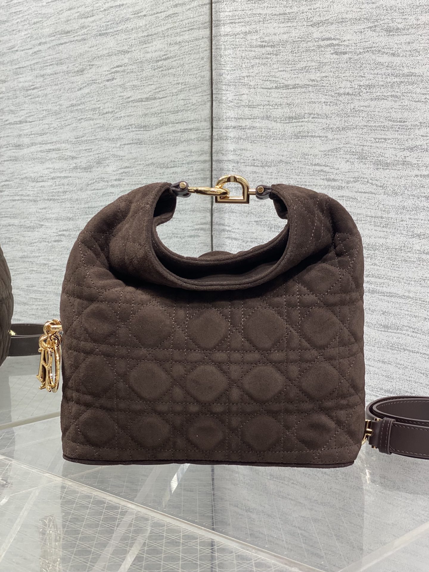NO:850842,In stock Dior2026 autumn and winter series-'Brown velvet with leather' JonathanAnderson's accessories and detailed design this season incorporate the lotus consistent with the show!  Elements such as lotus leaves, cascading pleats, curly arcs, and classical silhouette elements are all reflected in the craftsmanship. The details are worth seeing more than the overall shape. 1538 Size24*27*9cm, 2026 spring and summer new style, dior, Hermes,19860909现货 Dior2026秋冬系列-「咖啡色绒配皮」 JonathanAnderson本季的配饰和细节设计融入了与秀场一致的荷花！荷叶等元素,工艺中层叠的褶皱,卷曲的弧度,以及古典的廓形元素均有体现,细节比整体造型要值得一看 1538 Size24*27*9cm,2026春夏新款,dior,Hermes,,Bag