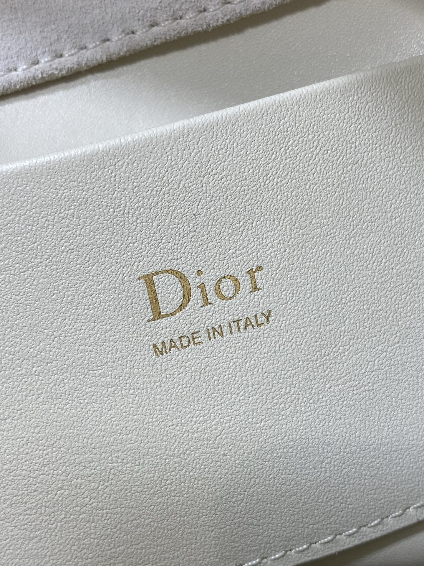 现货‼️Dior2026秋冬系列-「米色绒配皮」JonathanAnderson本季的配饰和细节设计融入