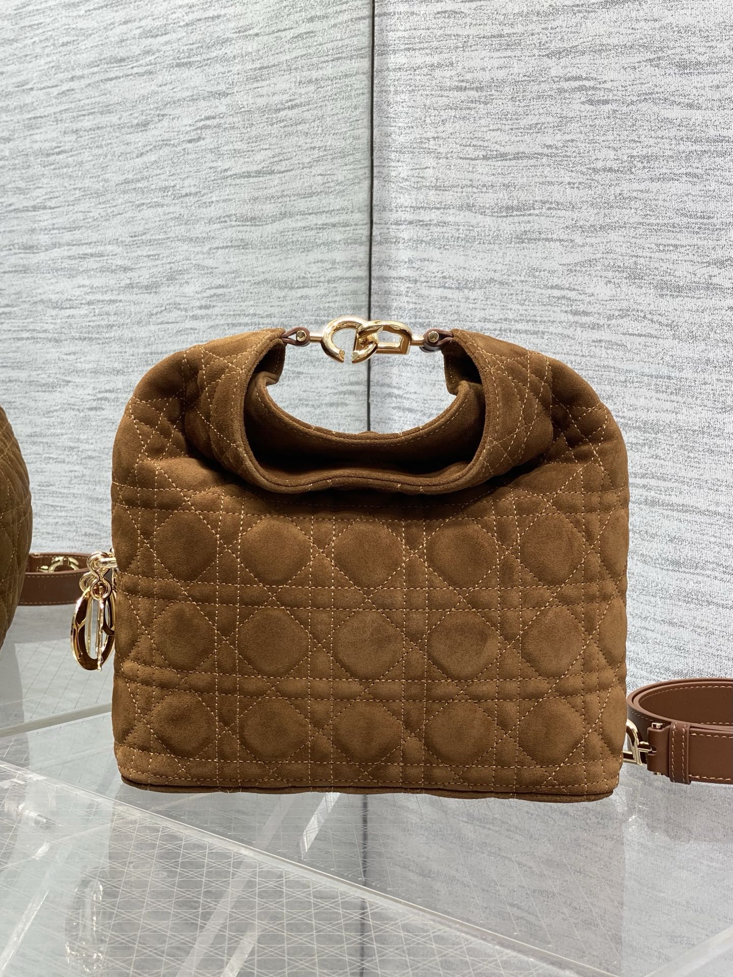 NO:850831,In stock Dior2026 autumn and winter series-'brown velvet with leather' JonathanAnderson's accessories and detailed design this season incorporate the lotus consistent with the show!  Elements such as lotus leaves, cascading pleats, curly arcs, and classical silhouette elements are all reflected in the craftsmanship. The details are worth seeing more than the overall shape. 1538 Size24*27*9cm, 2026 spring and summer new style, dior, Hermes,19860909现货 Dior2026秋冬系列-「棕色绒配皮」 JonathanAnderson本季的配饰和细节设计融入了与秀场一致的荷花！荷叶等元素,工艺中层叠的褶皱,卷曲的弧度,以及古典的廓形元素均有体现,细节比整体造型要值得一看 1538 Size24*27*9cm,2026春夏新款,dior,Hermes,,Bag