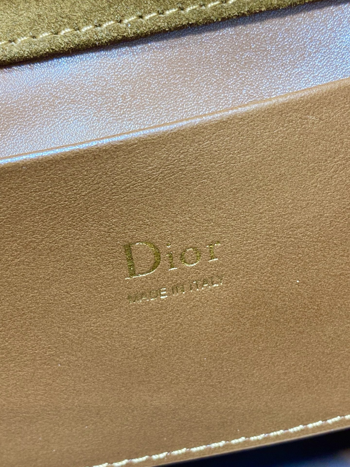 现货‼️Dior2026秋冬系列-「棕色绒配皮」JonathanAnderson本季的配饰和细节设计融入 现货‼️Dior2026秋冬系列-「棕色绒配皮」JonathanAnderson本季的配饰和细节设计融入