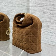 现货‼️Dior2026秋冬系列-「棕色绒配皮」JonathanAnderson本季的配饰和细节设计融入 现货‼️Dior2026秋冬系列-「棕色绒配皮」JonathanAnderson本季的配饰和细节设计融入
