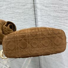 现货‼️Dior2026秋冬系列-「棕色绒配皮」JonathanAnderson本季的配饰和细节设计融入 现货‼️Dior2026秋冬系列-「棕色绒配皮」JonathanAnderson本季的配饰和细节设计融入