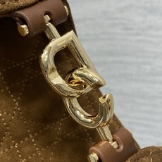 现货‼️Dior2026秋冬系列-「棕色绒配皮」JonathanAnderson本季的配饰和细节设计融入 现货‼️Dior2026秋冬系列-「棕色绒配皮」JonathanAnderson本季的配饰和细节设计融入