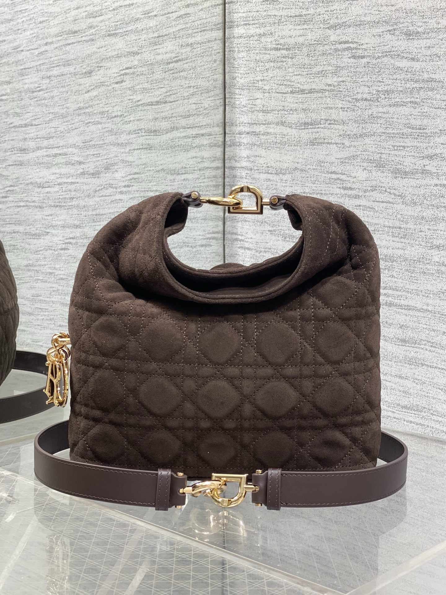 现货‼️Dior2026秋冬系列-「咖啡色绒配皮」JonathanAnderson本季的配饰和细节设计融