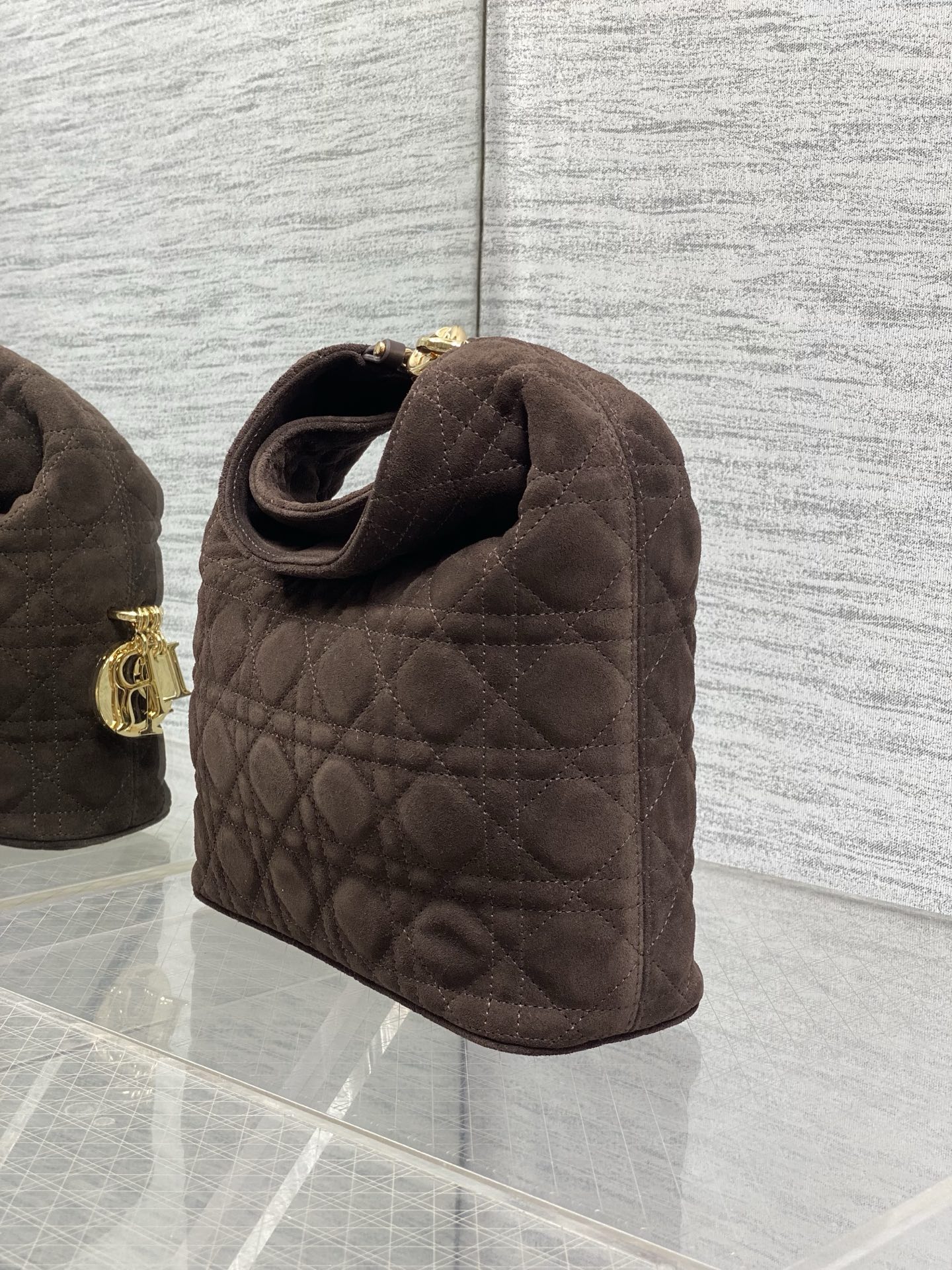 现货‼️Dior2026秋冬系列-「咖啡色绒配皮」JonathanAnderson本季的配饰和细节设计融