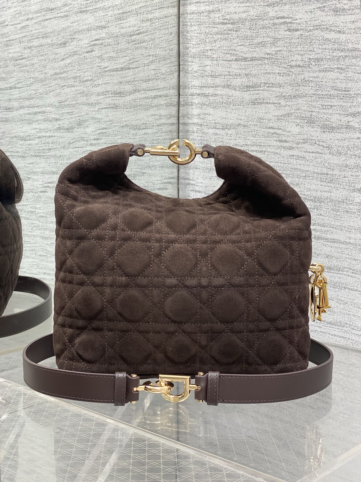 现货‼️Dior2026秋冬系列-「咖啡色绒配皮」JonathanAnderson本季的配饰和细节设计融