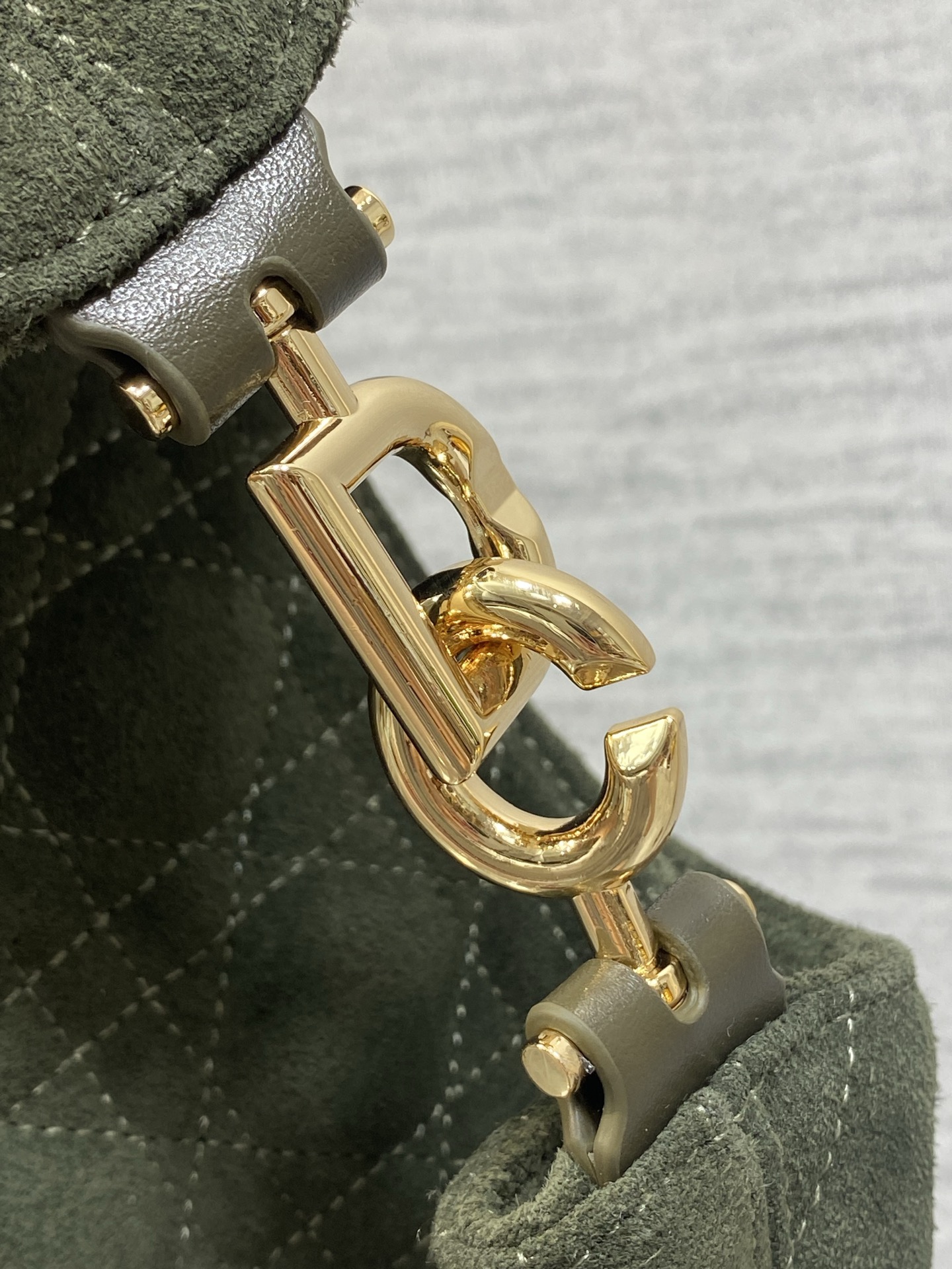 现货‼️Dior2026秋冬系列-「墨绿色绒配皮」JonathanAnderson本季的配饰和细节设计融 现货‼️Dior2026秋冬系列-「墨绿色绒配皮」JonathanAnderson本季的配饰和细节设计融