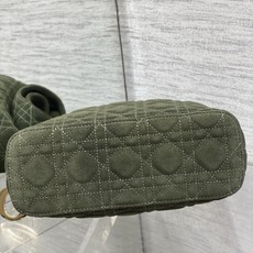 现货‼️Dior2026秋冬系列-「墨绿色绒配皮」JonathanAnderson本季的配饰和细节设计融 现货‼️Dior2026秋冬系列-「墨绿色绒配皮」JonathanAnderson本季的配饰和细节设计融