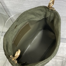 现货‼️Dior2026秋冬系列-「墨绿色绒配皮」JonathanAnderson本季的配饰和细节设计融 现货‼️Dior2026秋冬系列-「墨绿色绒配皮」JonathanAnderson本季的配饰和细节设计融
