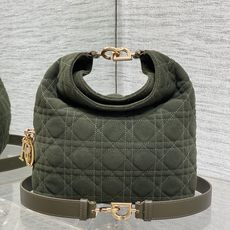 现货‼️Dior2026秋冬系列-「墨绿色绒配皮」JonathanAnderson本季的配饰和细节设计融 现货‼️Dior2026秋冬系列-「墨绿色绒配皮」JonathanAnderson本季的配饰和细节设计融