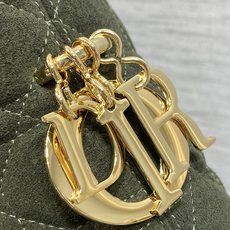 现货‼️Dior2026秋冬系列-「墨绿色绒配皮」JonathanAnderson本季的配饰和细节设计融 现货‼️Dior2026秋冬系列-「墨绿色绒配皮」JonathanAnderson本季的配饰和细节设计融
