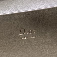 现货‼️Dior2026秋冬系列-「墨绿色绒配皮」JonathanAnderson本季的配饰和细节设计融 现货‼️Dior2026秋冬系列-「墨绿色绒配皮」JonathanAnderson本季的配饰和细节设计融